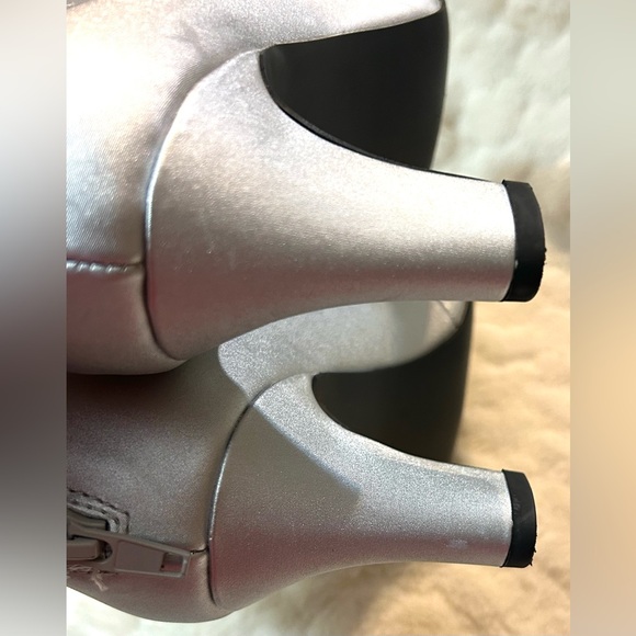 Easy street silver satin Mary Jane buckled adjustable strap women’s size 7.5M - Picture 11 of 13